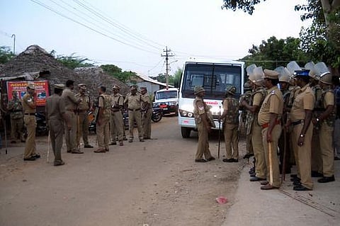 நிலக்கோட்டை அருகே இரு கிராம மக்களிடையே மோதல் - 80 பேர் கைது