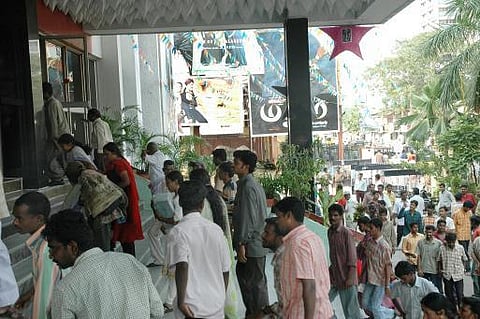 சினிமா பார்ப்பதே சாகசம்