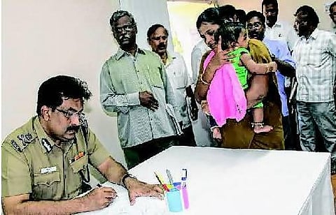 கமிஷனர் அலுவலகத்தில் குவியும் மனுக்கள் - உடனடி தீர்வு கிடைப்பதால் பொதுமக்கள் மகிழ்ச்சி