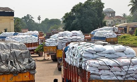 உர பேக்கிங்கில் பகீர் மோசடி - மூட்டைக்கு 2 கிலோ சுருட்டும் அவலம்