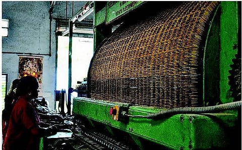 தமிழகத்தில் மின்வெட்டால் தீப்பெட்டி உற்பத்தி 25% சரிவு - தொழில் முடங்கும் அபாயம்