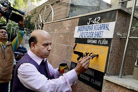 ஷோமா வீட்டில் நூதனப் போராட்டம்: ட்விட்டரில் கவனிக்கப்பட்ட பாஜகவின் விஜய் ஜோலி