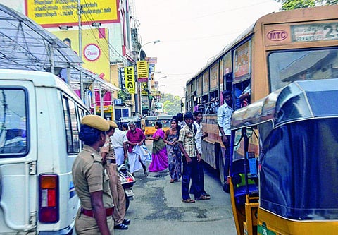 புரசை மேம்பாலம் கீழே பஸ்கள் நிறுத்துவதால்
போக்குவரத்து நெரிசல்: மக்கள் அவதி