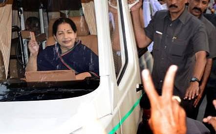 மின்வெட்டுப் பிரச்சினையில் திமுக, காங்கிரஸ் சதி: முதல்வர்