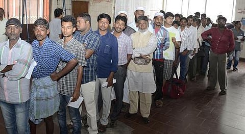 ரயில் முன்பதிவு டிக்கெட்டுடன் போலி அடையாள அட்டையும் விற்பனை