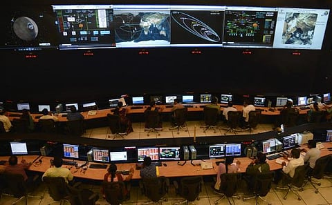 மங்கள்யானை செவ்வாய் கிரகத்தை நோக்கி வெற்றிகரமாக அனுப்பியது இஸ்ரோ