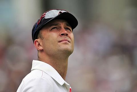 பந்துக்கும் மட்டைக்கும் இடையில் சில வசவுகள்