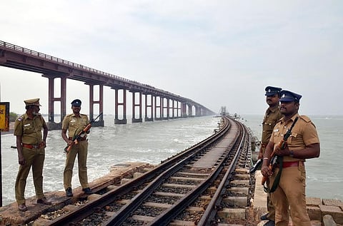 பாபர் மசூதி இடிப்பு தினம்: பாம்பன் பாலம், ராமேஸ்வரம் கோயிலில் பாதுகாப்பு