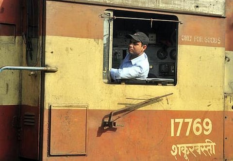 ஓய்வில்லாத ஓட்டம் ரயிலுக்கு மட்டுமல்ல.. ஓட்டுநர்களுக்குமே: 17,000 காலிப் பணியிடங்கள் நிரப்பாததால் தொடரும் வேதனை