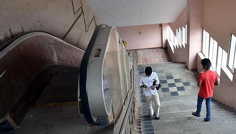 இயங்காத லிப்ட்கள், எஸ்கலேட்டர்கள் - பறக்கும் ரயில் நிலையங்களின் பரிதாப நிலை