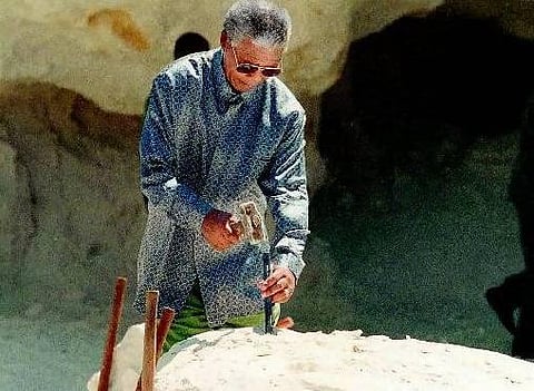 10 மணி நேரம் பாறைகளை உடைத்த நெல்சன் மண்டேலா