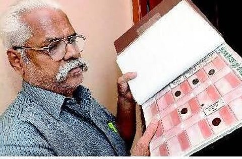 திருச்சி: வாசிப்பதை சுவாசிக்கும் சீனிவாசன்