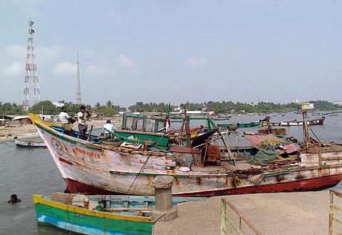 கரையை கடந்தது மாதி புயல்: ராமேஸ்வரத்தில் படகுகள் சேதம்