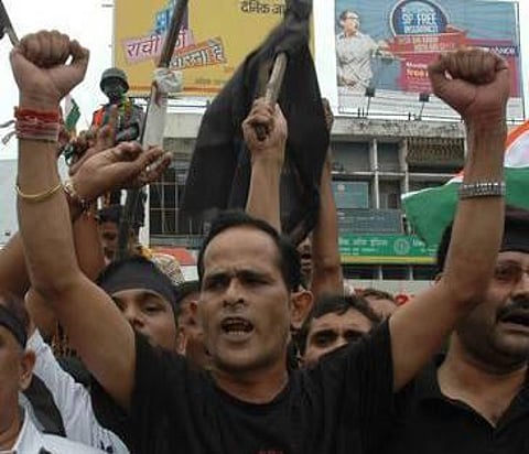 சமாஜ்வாதியில் இணைந்தார் தோனியின் அண்ணன்