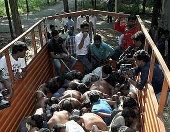 ஆந்திர வன அதிகாரிகள் கொலை: 422 தமிழக தொழிலாளர்கள் கைது