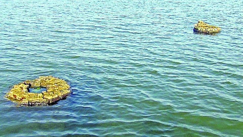 சேலம்: மேட்டூர் அணை நீர்மட்டம் குறைந்ததும் தலைகாட்டும் இரட்டை கோபுரத்தின் உச்சி