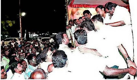 தூத்துக்குடி பொதுக்கூட்டத்தில் கனிமொழி கண்ணெதிரில் மோதிய திமுக-வினர்