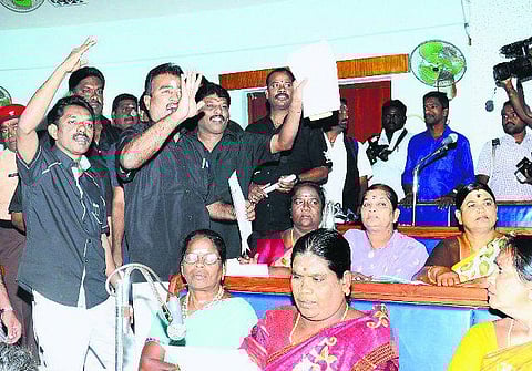 ‘ஓட்டு கேட்டுப்போனா மக்கள் விரட்டி அடிப்பாங்க..’: மதுரை மாநகராட்சியில் அதிமுகவினர் கொந்தளிப்பு