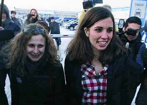 வெளியே வந்த பூனைக்குட்டிகள்