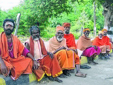 திருவண்ணாமலை: சாதுக்களுக்கு மறுக்கப்படும் குடிமகன் அடையாளம்