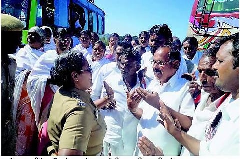 கொடநாடு பங்களாவை அதிமுகவினர் முற்றுகை
