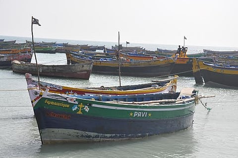 தமிழக மீனவர்கள் மீது இலங்கை கடற்படையினர் மீண்டும் தாக்குதல்