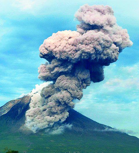 இந்தோனேசியாவில் எரிமலை சீற்றம்: 19 ஆயிரம் பேர் வெளியேற்றம்