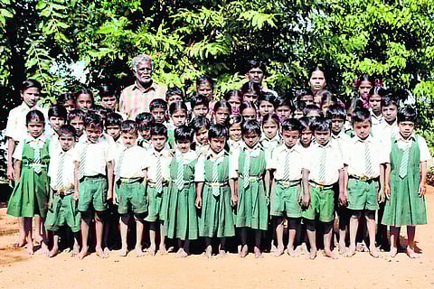 மதுரை: ஏழைக் குழந்தைகளின் கல்விக்கண் திறக்கும் லாரி ஓட்டுநர்