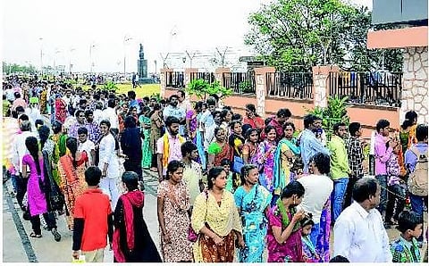 களைகட்டிய கலங்கரை விளக்கம் - ஓரே நாளில் ரூ. 36, 500 வசூல்