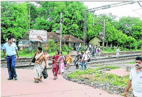 திருநின்றவூர் ரயில் நிலையத்தில் அடிப்படை வசதி கோரி 20 ஆண்டு போராட்டம்