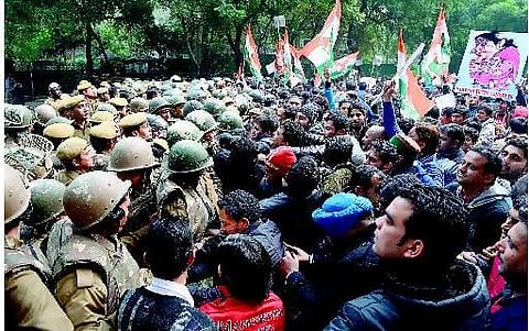 ராஜ்நாத் சிங் வீடு அருகே மாணவர் காங். ஆர்ப்பாட்டம்