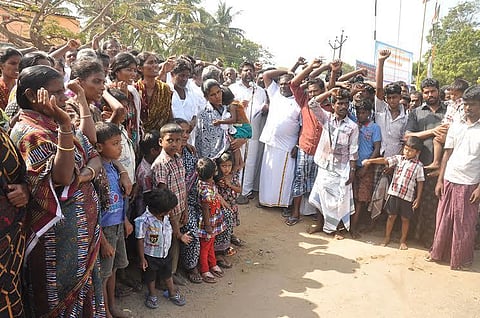 தமிழக மீனவர்களை விடுவிக்கக் கோரி பாம்பனில் ஆர்ப்பாட்டம்