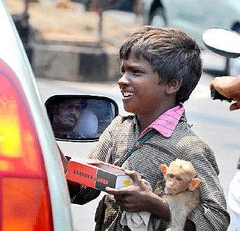 சிறுவர்களை பிச்சை எடுக்கவைக்கும் மர்மக் கும்பலைப் பிடிக்க போலீஸ் தீவிரம்