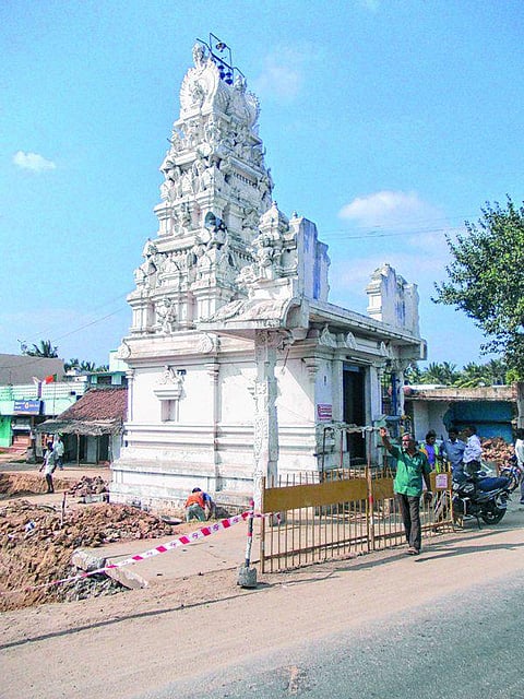 ஆம்பூர்: 40 அடி தூரம் நகர்த்தப்படும் 300 ஆண்டு பழமையான கோயில்
