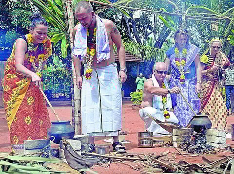 தூத்துக்குடி: அயல் தேசத்தினர் அசத்திய பொங்கல்