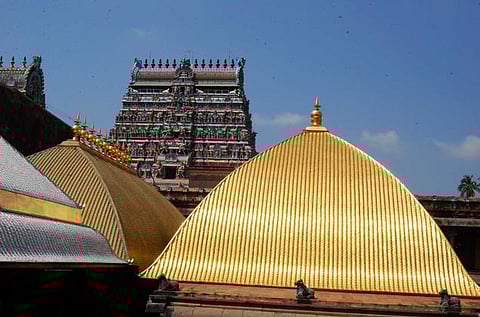 சிதம்பரம் கோயிலை நிர்வகிக்க அரசுக்கு உச்ச நீதிமன்றம் தடை : பொது தீட்சிதர்களிடம் ஒப்படைக்க உத்தரவு