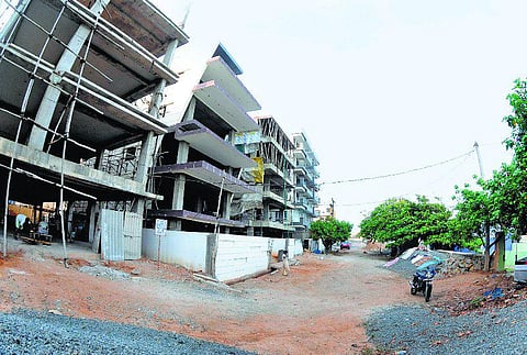 ரியல் எஸ்டேட் அல்லது ரீல் எஸ்டேட்?