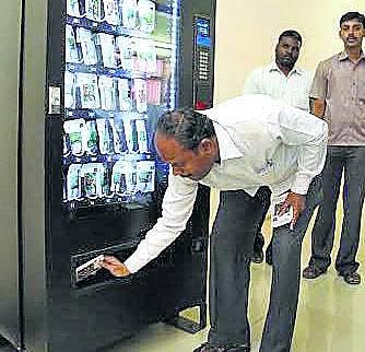 கோவை: தானியங்கி விதை வழங்கும் கருவி