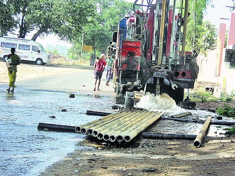தருமபுரி: இரண்டு அடி ஆழத்திலேயே பீறிட்டுக் கிளம்பிய தண்ணீர் - நகராட்சி காமெடியால் குலுங்கி சிரித்த மக்கள்