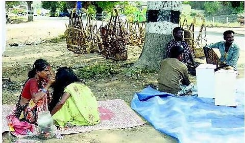 நாமக்கல்: ஊஞ்சலாடுகிறது பிரம்பு தொழிலாளர்களின் வாழ்க்கை... <br/>சாலையோரத்தில் குடும்பம் நடத்தும் அவலம்