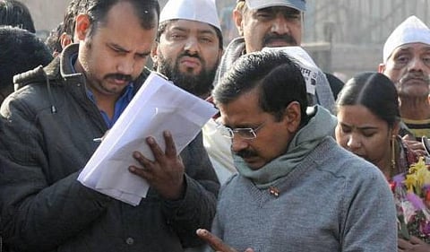 ஜனதா தர்பார்: பாதியில் வெளியேறிய கேஜ்ரிவால்- 50 ஆயிரம் பேர் குவிந்ததால் கூச்சல், குழப்பம்