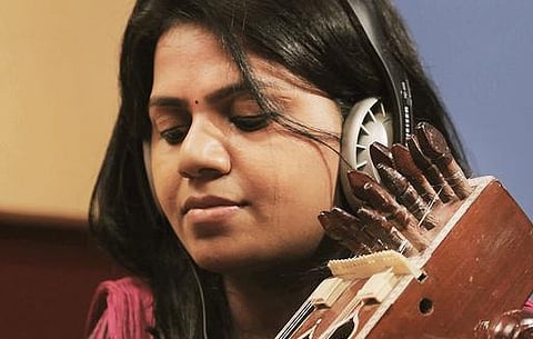 சாரங்கி மனோன்மனீ