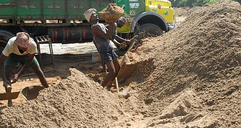 வேலூரில் 2 இடங்களில் மணல் குவாரிகள் திறப்பு- மேலும் 8 இடங்களில் இம்மாத இறுதிக்குள் தொடங்க முடிவு