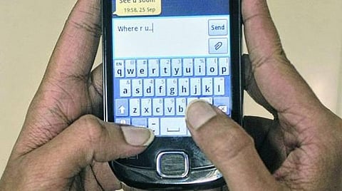 நாள்தோறும் 20 கோடி எஸ்.எம்.எஸ். தகவல்களை திருடிய அமெரிக்கா: பிரிட்டன் ஊடகங்கள் அதிர்ச்சி தகவல்