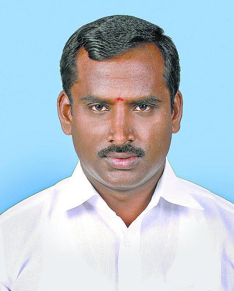 அதிமுக பிரமுகர்கள் மீது நில அபகரிப்பு வழக்கு- கே. வி. ராமலிங்கத்தின் பெயர் சேர்க்கப்படவில்லை