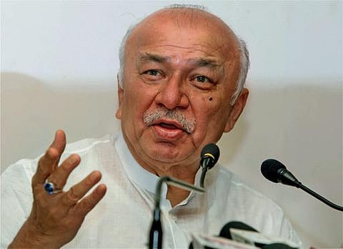 ஊழல் புகார் தொடர்பாக ஆதாரமிருந்தால் வெளியிடுங்கள்- சுஷீல் குமார் ஷிண்டே சவால்