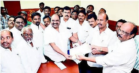 திமுகவில் விருப்ப மனுவிநியோகம் தொடங்கியது- கருணாநிதி, ஸ்டாலின் போட்டியிட கட்சியினர் ஆர்வம்