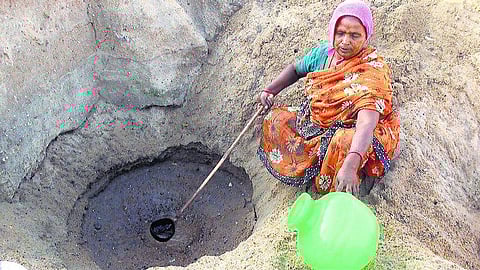 விருதுநகர்: ஆற்றில் ஊற்றுதோண்டி அகப்பையில் குடிநீர் எடுக்கும் கிராம மக்கள்