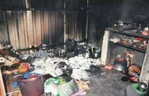 எய்ட்ஸ் நோயால் பாதித்த குடும்பத்தை வீட்டோடு எரித்துக் கொல்ல முயற்சி: வேலைக்கு செல்லும் மகளை கேலி செய்யும் கொடூரம்