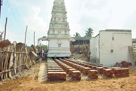 100 டன் எடையுள்ள அம்மன் கோயில் 9 அடி தொலைவு நகர்த்தப்பட்டது- சாலை விஸ்தரிப்பு பணிக்காக நடவடிக்கை